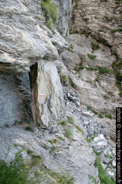 Rocher coincé sur le Sentiero degli Alpini. Photo © André M. Winter