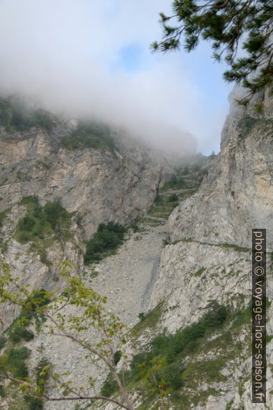 Remontée du Sentiero degli Alpini dans le Col de l'Incise. Photo © André M. Winter
