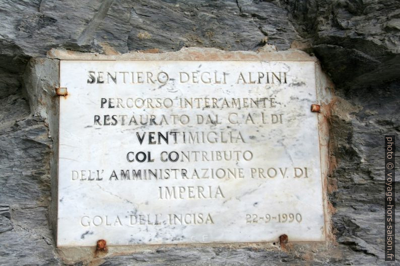 Plaque commémorant la rénovation du Sentiero degli Alpini en 1990. Photo © André M. Winter