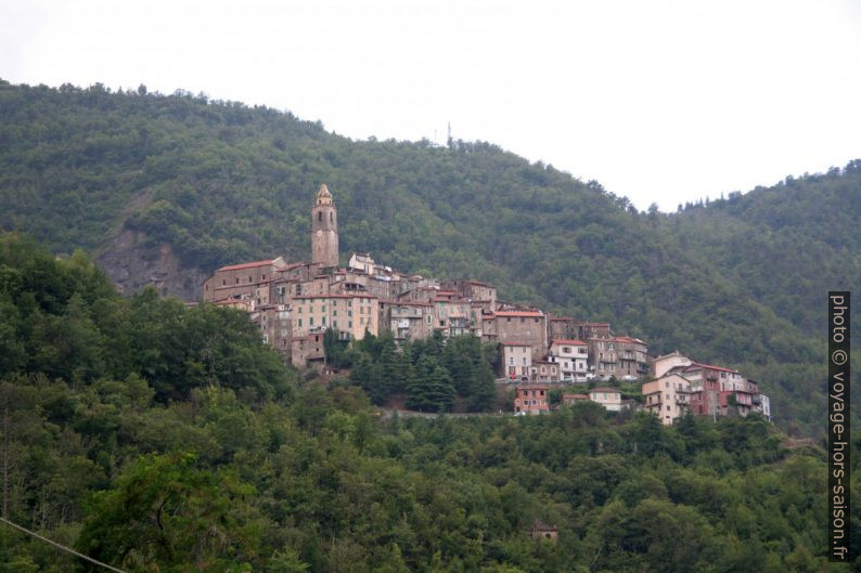 Castelvittorio et la Chiesa di Santo Stefano. Photo © André M. Winter