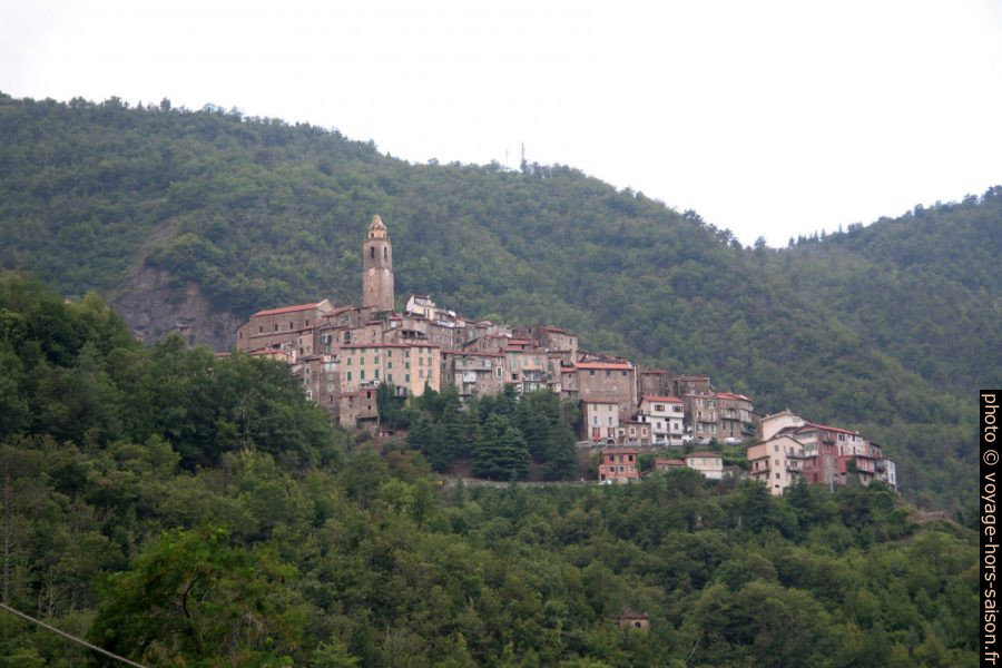 Castelvittorio et la Chiesa di Santo Stefano. Photo © André M. Winter
