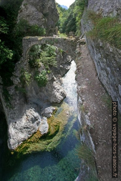 Pont-aqueduc à la sortie du Vallon de Bendola. Photo © André M. Winter