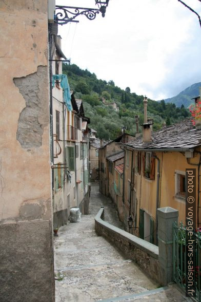 Rue Lieutenant Jean Revelli à Saorge. Photo © Alex Medwedeff