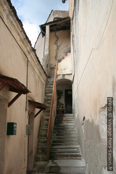 Escalier étroit à Saorge. Photo © André M. Winter