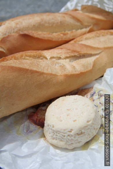 Baguette et fromage de chèvre. Photo © Alex Medwedeff