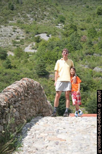André et Nicolas sur la voûte principale du Pont du Coq. Photo © Alex Medwedeff