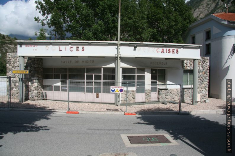 Ruine du bureau des polices françaises à Tende. Photo © André M. Winter