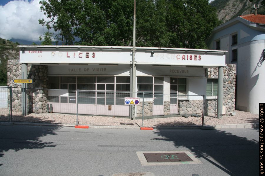 Ruine du bureau des polices françaises à Tende. Photo © André M. Winter
