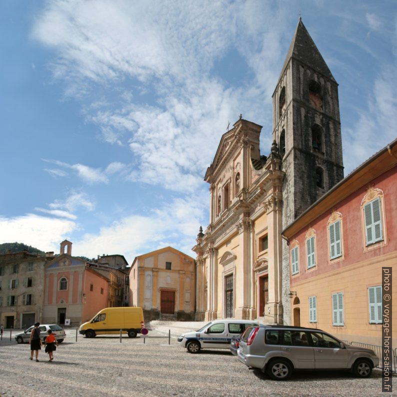 Église et Place Saint-Michel à Sospel. Photo © André M. Winter