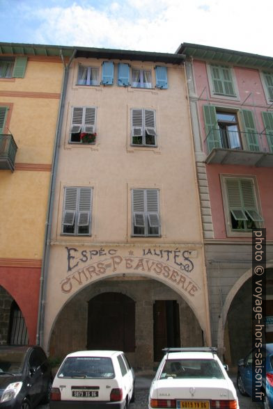 Maison avec arcades moyenâgeuses et écriteau en Art Nouveau. Photo © Alex Medwedeff