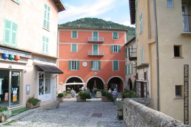 Maison avec arcades sur la Place Saint-Nicolas. Photo © André M. Winter