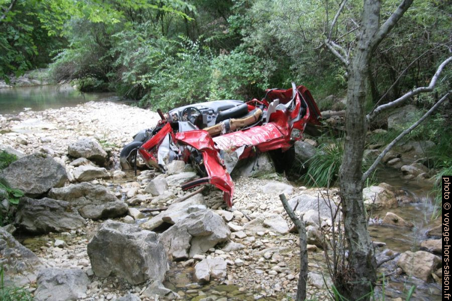 Carcasse de 205 défoncée dans les Gorges du Paillon de Contes. Photo © André M. Winter