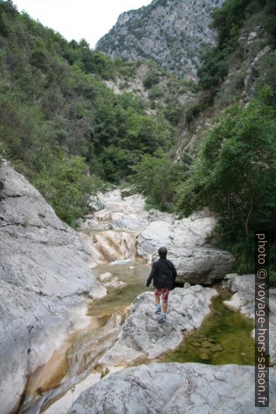 Nicolas dans les Gorges du Paillon de Contes. Photo © André M. Winter