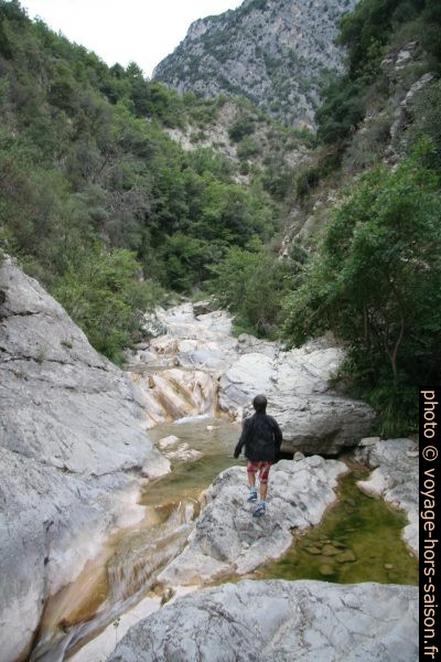 Nicolas dans les Gorges du Paillon de Contes. Photo © André M. Winter