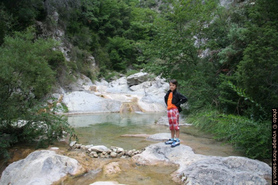 Nicolas devant une bassine dans les Gorges du Paillon de Contes. Photo © André M. Winter