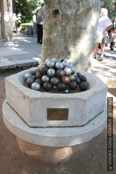 Bénitier de boules de G. Mancini à Saint-Paul. Photo © André M. Winter