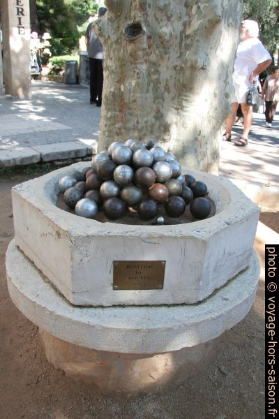 Bénitier de boules de G. Mancini à Saint-Paul. Photo © André M. Winter