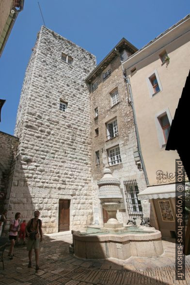 Tour, fontaine et Place du Peyra. Photo © André M. Winter