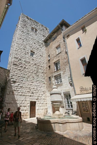 Tour, fontaine et Place du Peyra. Photo © André M. Winter