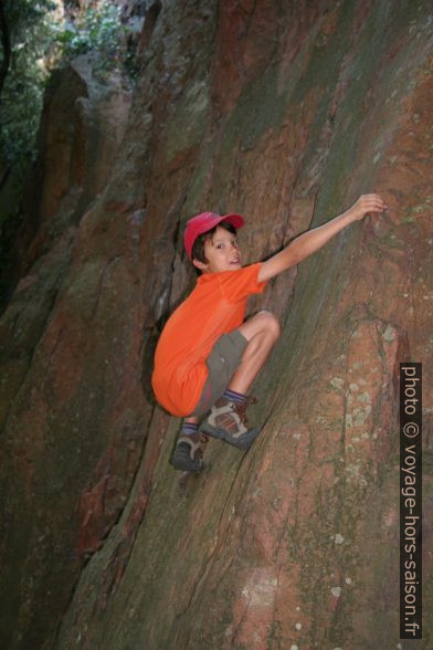 Nicolas grimpe dans les Gorges du Blavet. Photo © André M. Winter