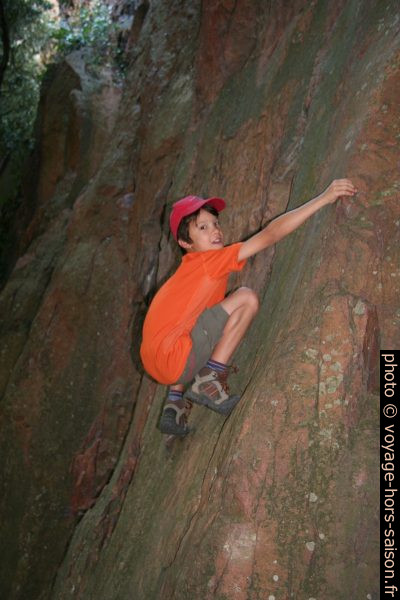 Nicolas grimpe dans les Gorges du Blavet. Photo © André M. Winter