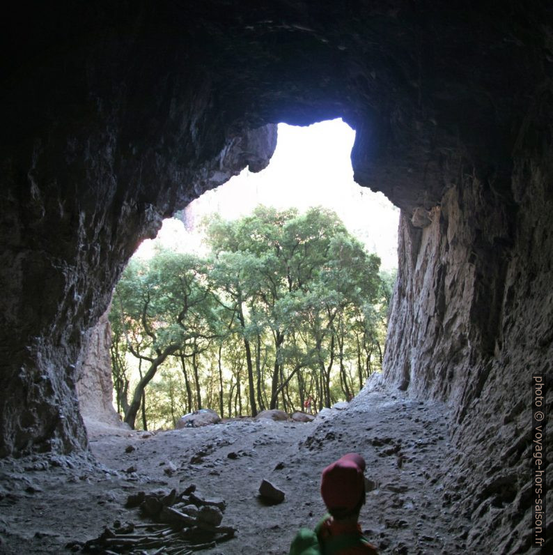 Une grotte dans les Gorges du Blavet. Photo © André M. Winter