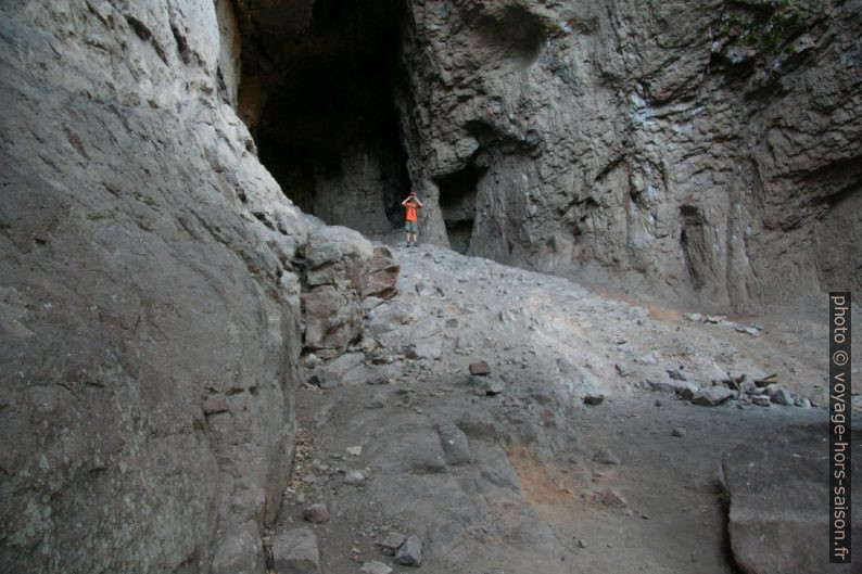 Nicolas à l'entrée de la grotte dans les Gorges du Blavet. Photo © André M. Winter