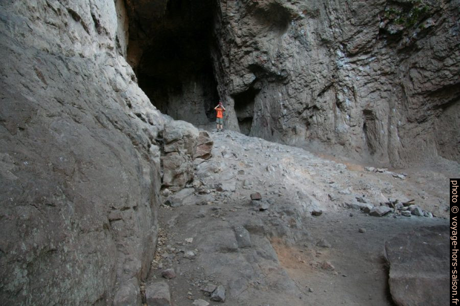 Nicolas à l'entrée de la grotte dans les Gorges du Blavet. Photo © André M. Winter