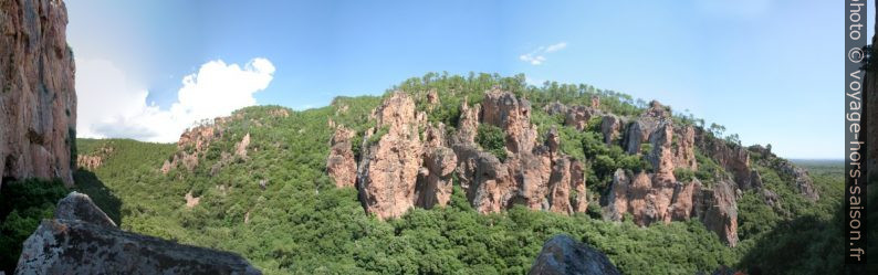 Rive gauche escarpée des Gorges du Blavet. Photo © André M. Winter