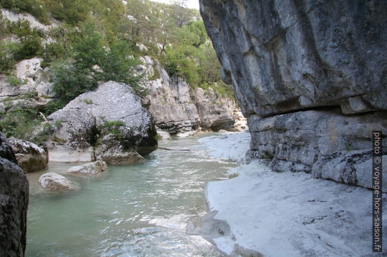 L'Artuby au fond de ses gorges. Photo © André M. Winter