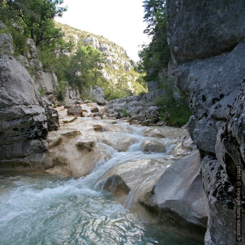 L'Artuby au fond de ses gorges. Photo © André M. Winter