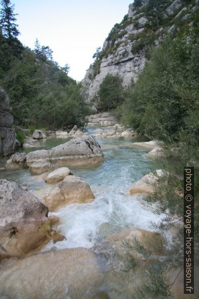 Au fond des Gorges de l'Artuby. Photo © André M. Winter