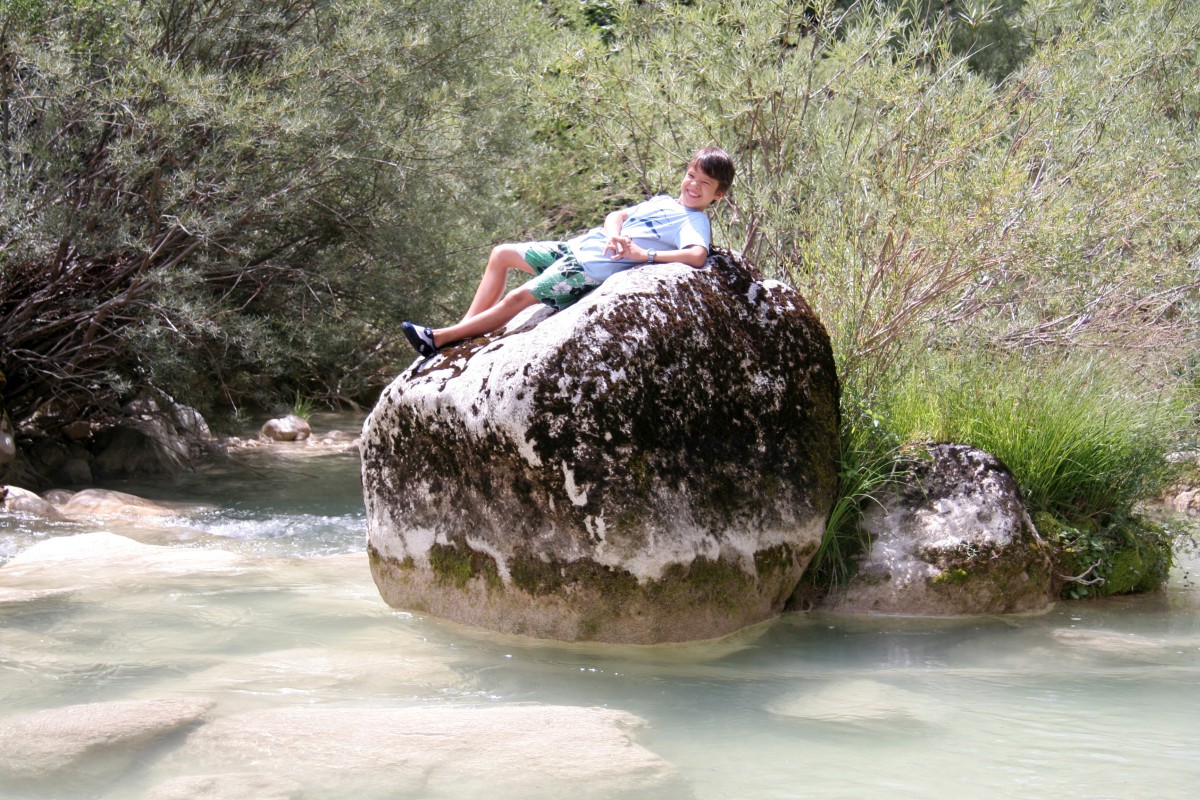 Nicolas sur un rocher dans le lit de l'Artuby. Photo © Alex Medwedeff