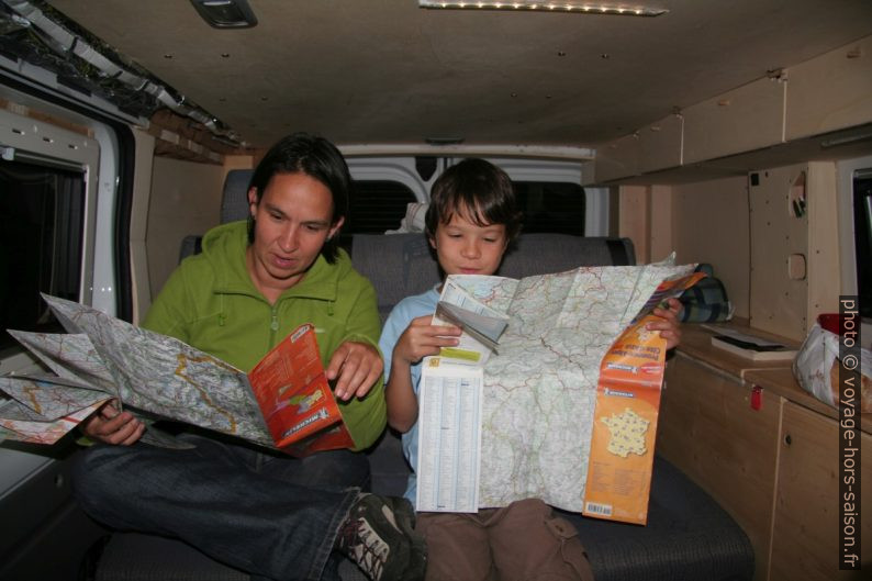Alex et Nicolas étudient la carte. Photo © André M. Winter
