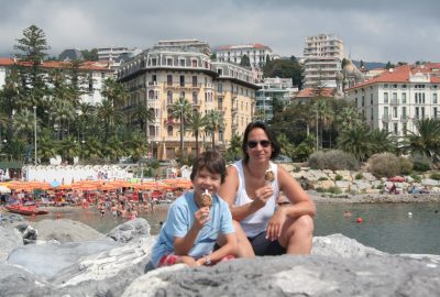 Nicolas et Alex mangent de la glace à San Remo. Photo © André M. Winter