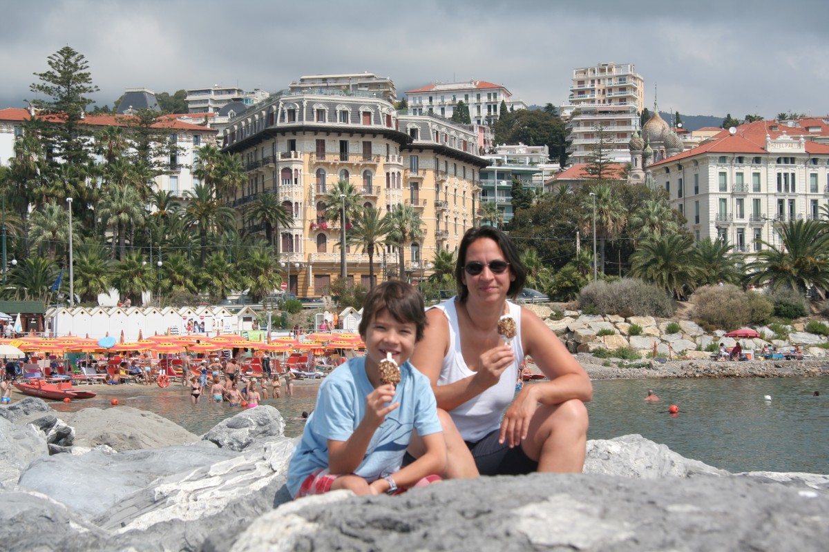 Nicolas et Alex mangent de la glace à San Remo. Photo © André M. Winter