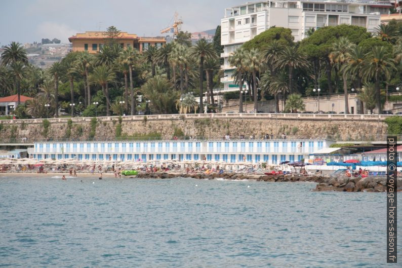 Cabines de bain sur la plage de Sanremo. Photo © André M. Winter