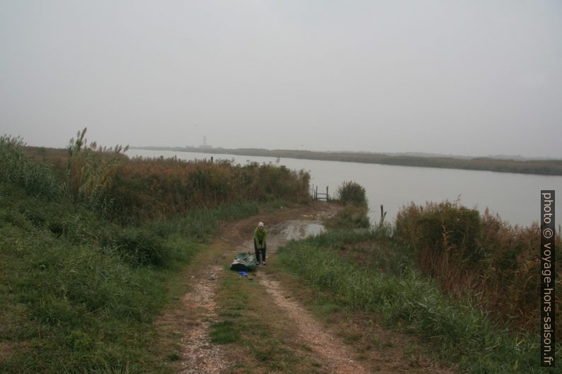 Alex pompe pour gonfler le canoë Palava. Photo © André M. Winter