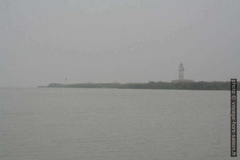 Le phare de Goro dans le brouillard. Photo © Alex Medwedeff