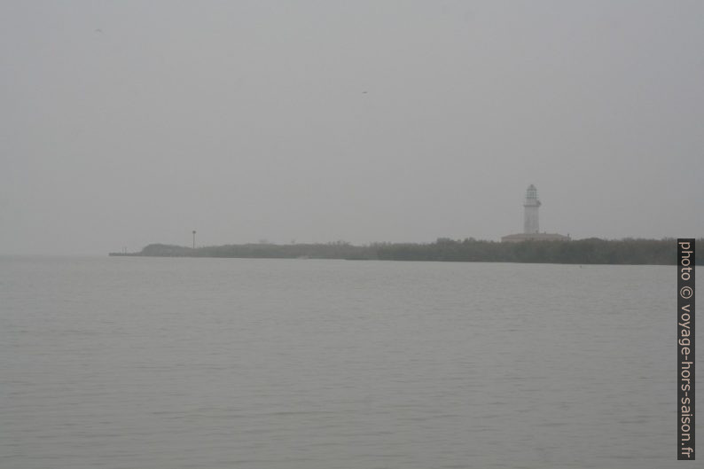 Le phare de Goro dans le brouillard. Photo © Alex Medwedeff