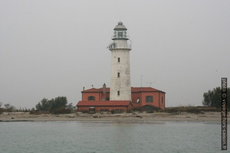 Le Faro di Goro vu de la mer. Photo © Alex Medwedeff