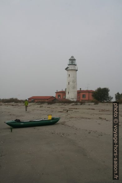 Le Faro di Goro et notre canoë gonflable. Photo © Alex Medwedeff