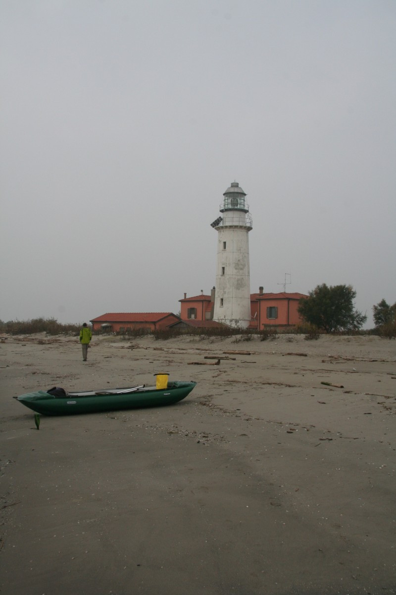 Le Faro di Goro et notre canoë gonflable. Photo © Alex Medwedeff