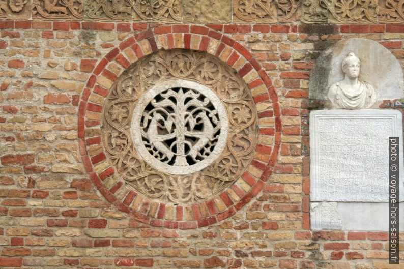 Rosette d'une chapelle latérale de l'Abbazia di Pomposa. Photo © André M. Winter