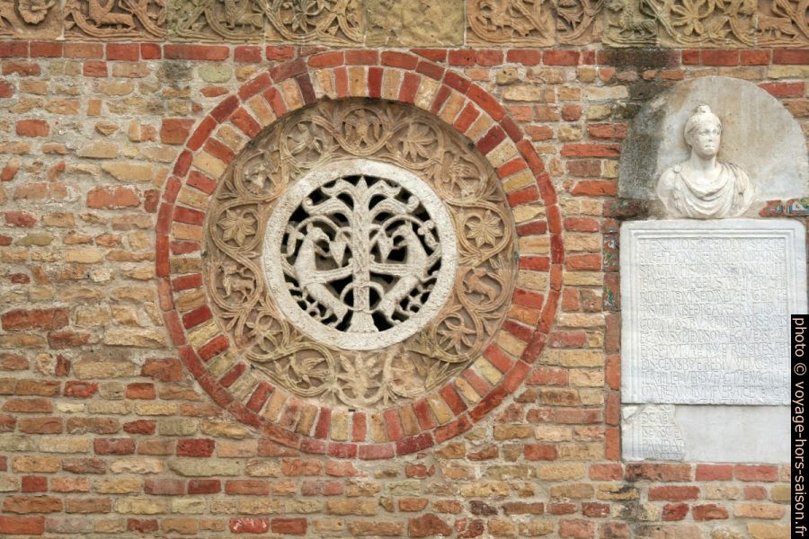 Rosette d'une chapelle latérale de l'Abbazia di Pomposa. Photo © André M. Winter
