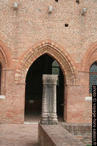 Entrée de la salle du chapitre de l’Abbaye de Pomposa. Photo © André M. Winter