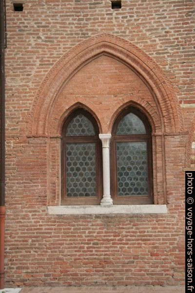Fenêtre de l'Abbaye de Pomoposa. Photo © André M. Winter