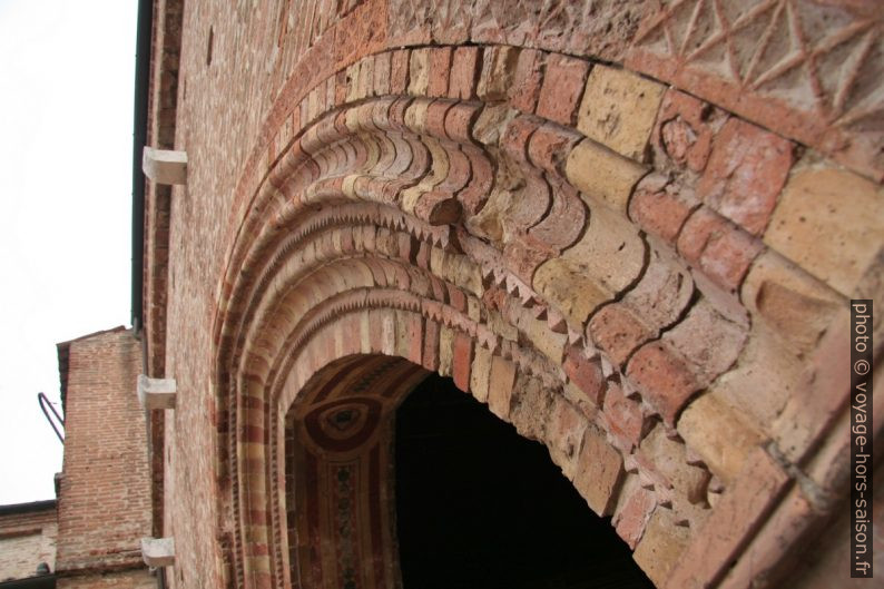 Décor en briques de l'accès à la salle du chapitre de l'Abbaye de Pomposa. Photo © André M. Winter