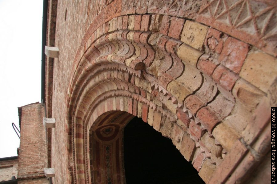 Décor en briques de l'accès à la salle du chapitre de l'Abbaye de Pomposa. Photo © André M. Winter