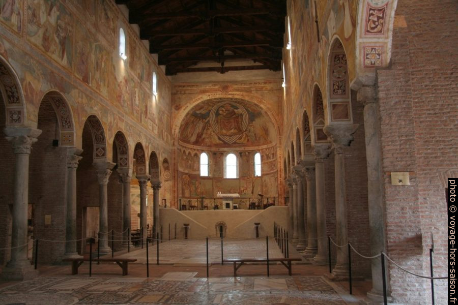 Nef de l'Abbaye de Pomposa. Photo © André M. Winter